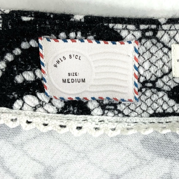 ♻️DONATED♻️ Anthro POSTMARK Short by Sleeve Top White Black Lace Print PJ27 - Picture 9 of 10